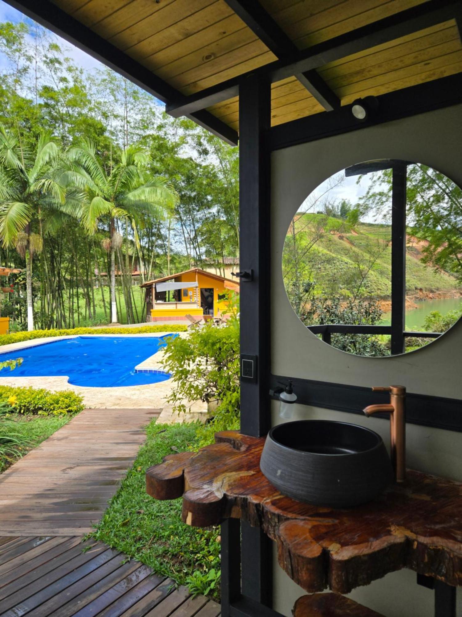 Volare Guatape Isla Hostel Bagian luar foto